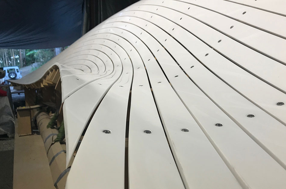 Thermoformed linear planks of Venaro White Corian® for the creation of the Furling sculpture